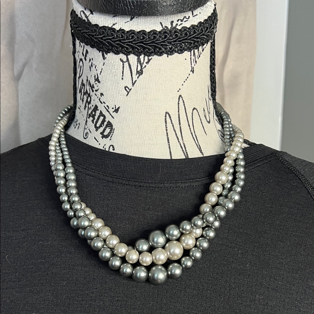 Elegant Faux Pearl Necklace